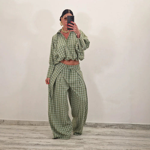Damen Zweiteiliges kariertes Set mit Cropped Oversize-Hemd und weiter Bundfaltenhose Nord Taschen