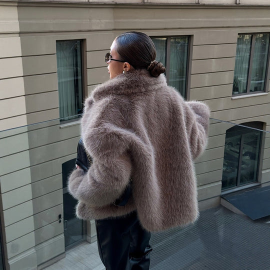 Damen Luxuriöse kurze Kunstpelzjacke mit breitem Schalkragen Nord Taschen