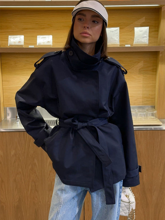 Damen Kurztrenchcoat mit Bindegürtel, hohem Stehkragen und Schulterklappen Nord Taschen