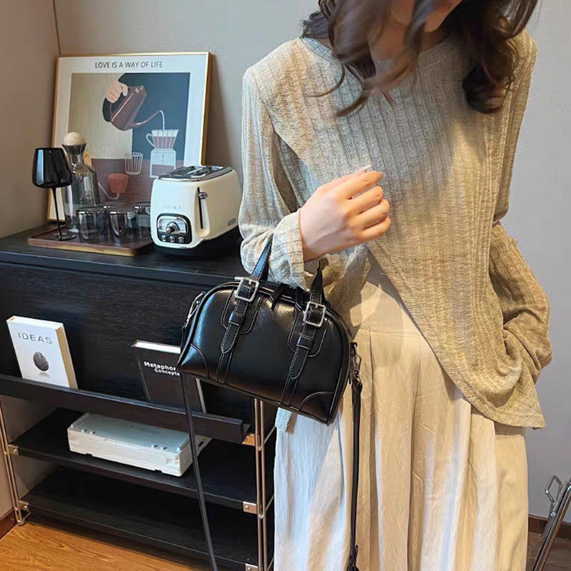 Damen Handtasche mit eleganter Hochglanz-Oberfläche und praktischen Trageriemen Nord Taschen