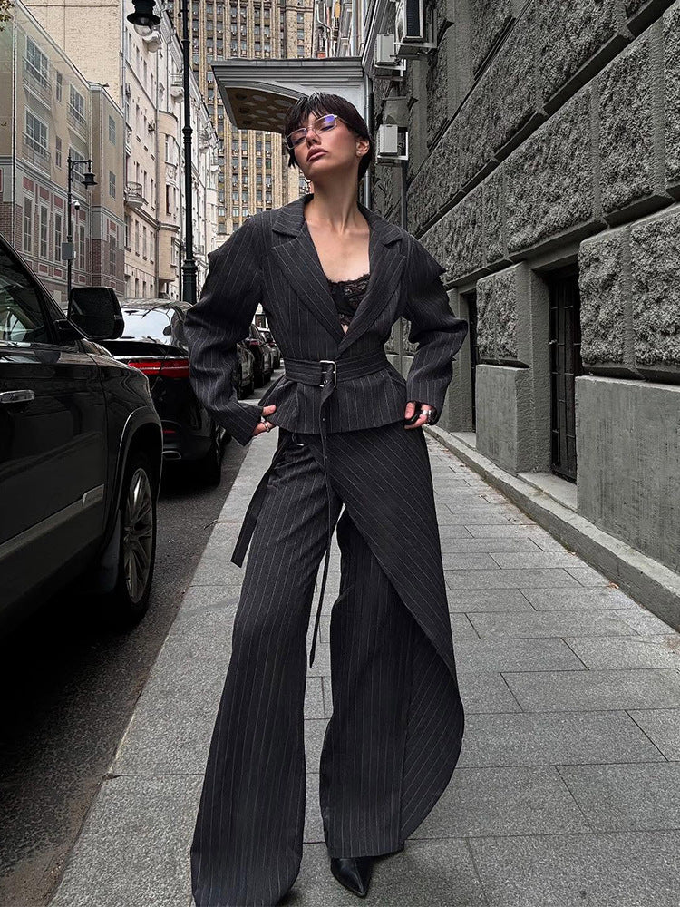 Damen Taillierter Nadelstreifen-Blazer mit schulterbetonten Ballonärmeln und Taillengürtel Nord Taschen