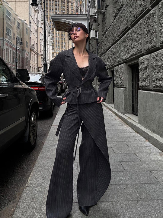 Damen Taillierter Nadelstreifen-Blazer mit schulterbetonten Ballonärmeln und Taillengürtel Nord Taschen