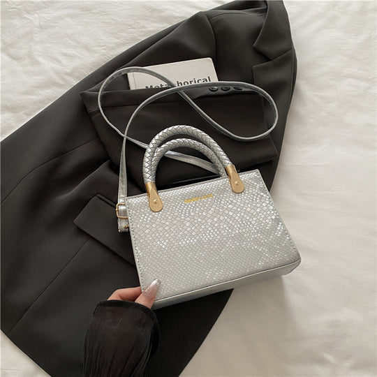 Damen Designer Handtasche mit strukturiertem Obermaterial und goldenen Akzenten Nord Taschen