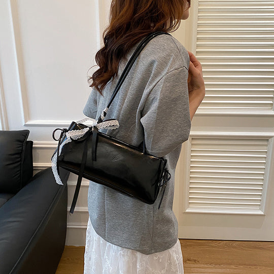 Damen modische Handtasche im eleganten Design mit seidig glänzender Oberfläche Nord Taschen