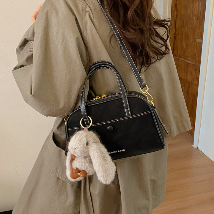 Damen kompakte Handtasche mit verspieltem Tieranhänger Nord Taschen