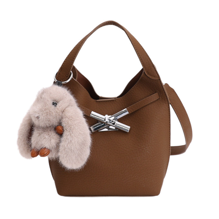 Damen-Handtasche im modernen Hobo-Stil mit charmantem Plüschanhänger Nord Taschen