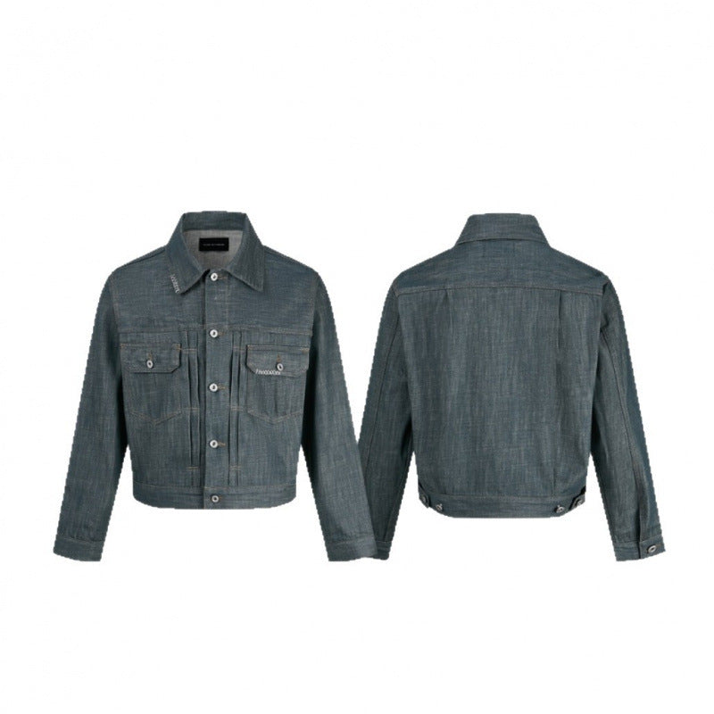 Herren Kurz geschnittene Jeansjacke mit vertikalen Biesen, Pattentaschen und kastiger Silhouette Nord Taschen
