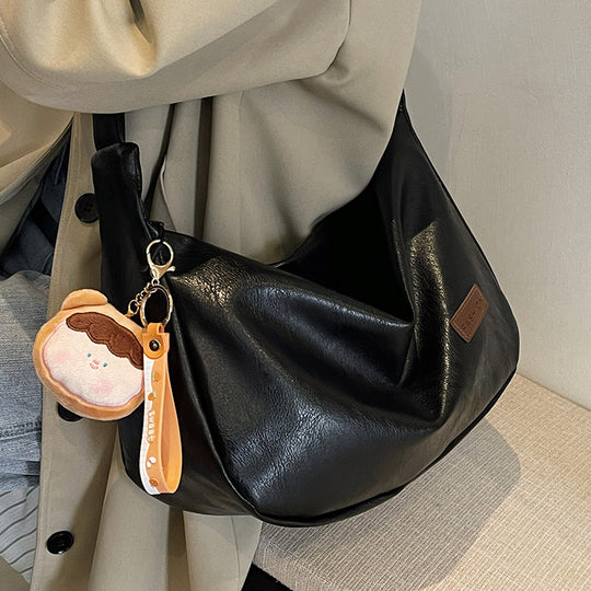 Damen Hobo-Tasche mit charmantem Plüschanhänger und weichem Kunstleder Nord Taschen