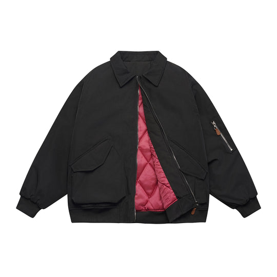 Unisex Kurz geschnittene Boxy‑Bomberjacke mit gesteppter Kontrastfutter-Innenseite, Utility‑Pattentaschen und geripptem Saum Nord Taschen