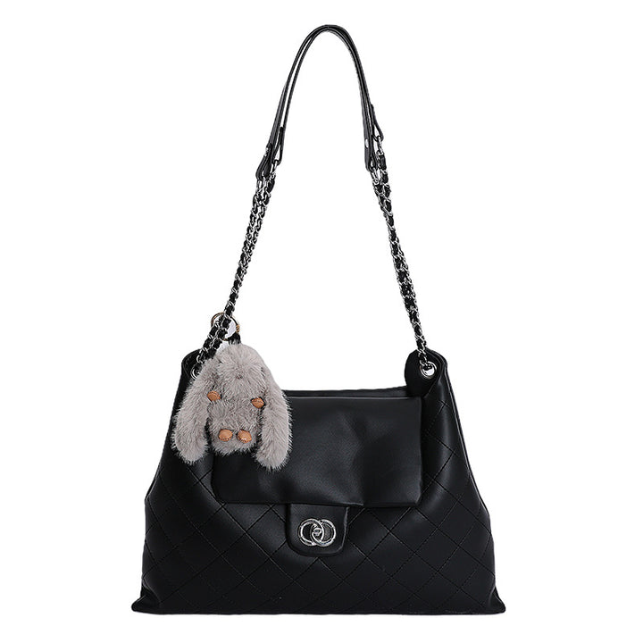 Damen modische Handtasche mit elegantem gestepptem Design und verspieltem Anhänger Nord Taschen