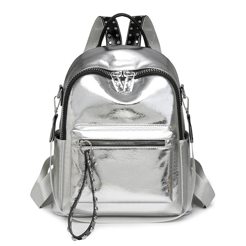 Damen Rucksack mit schimmerndem Metallic-Finish und dekorativem Anhänger Nord Taschen