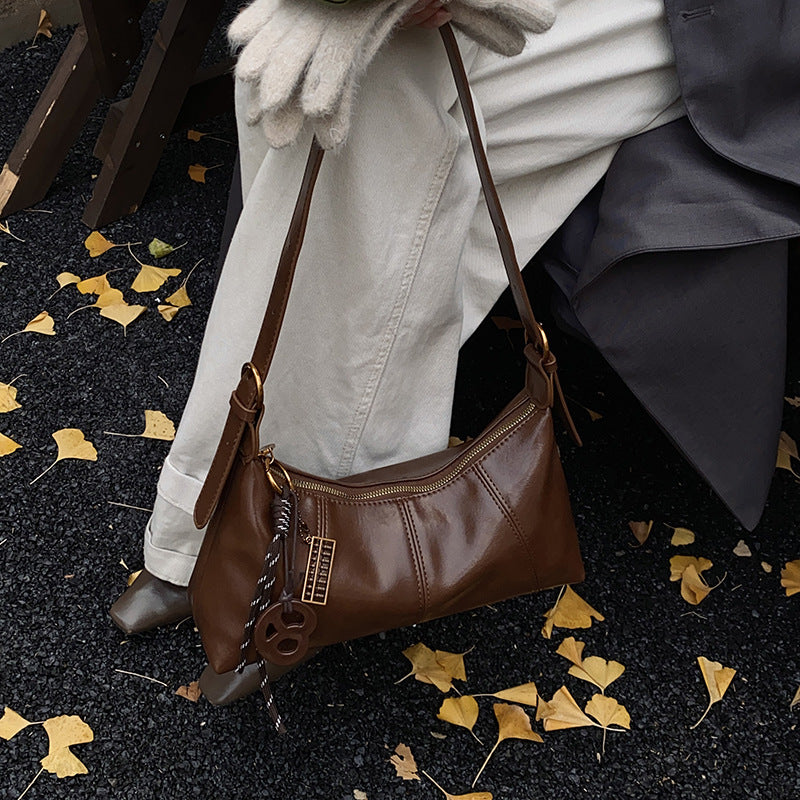 Damen elegante Hobo-Handtasche aus hochwertigem Kunstleder mit edlem Kettenanhänger Nord Taschen