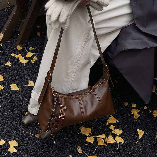 Damen elegante Hobo-Handtasche aus hochwertigem Kunstleder mit edlem Kettenanhänger Nord Taschen