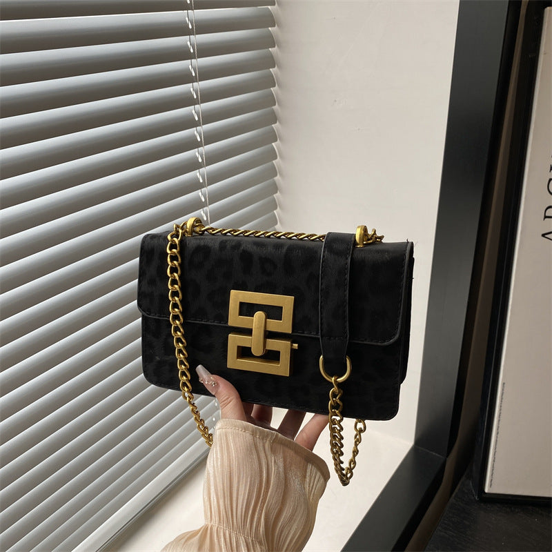 Damen Umhängetasche mit elegantem Kettenverschluss und strukturiertem Obermaterial Nord Taschen