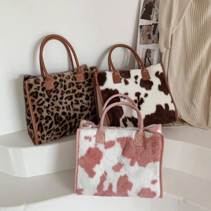 Damen Handtasche mit kuscheligem Kunstfell und eleganten Detailverzierungen Nord Taschen