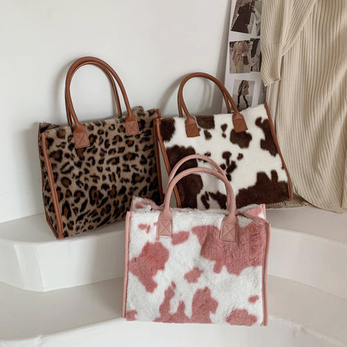 Damen Handtasche mit kuscheligem Kunstfell und eleganten Detailverzierungen Nord Taschen