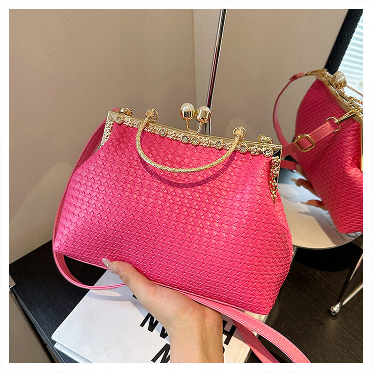 Damen elegante Handtasche mit glamourösen Kettenakzenten Nord Taschen