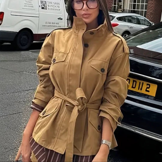 Damen Taillierte Utility-Jacke mit Bindegürtel, hohem Stehkragen und Pattentaschen Nord Taschen