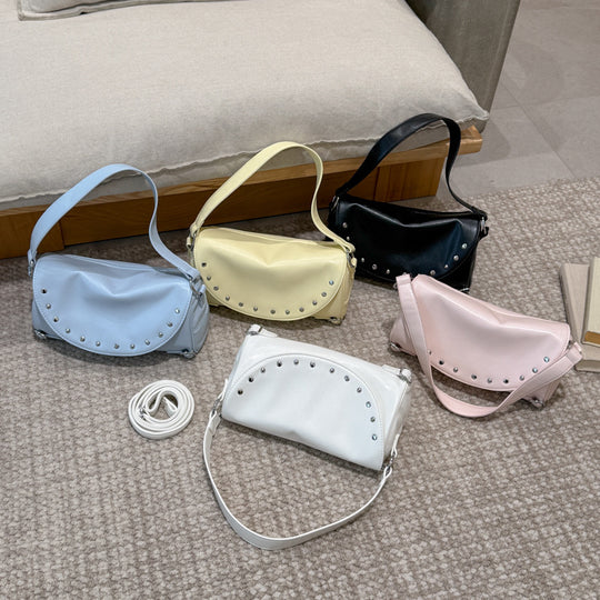 Damen Hobo-Tasche mit modischen Nietenakzenten und praktischem Verschluss Nord Taschen