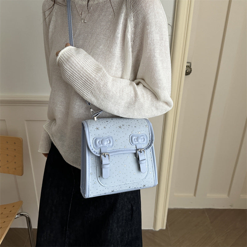 Damen Rucksackhandtasche mit niedlichem Tieranhänger und glänzender Oberfläche Nord Taschen
