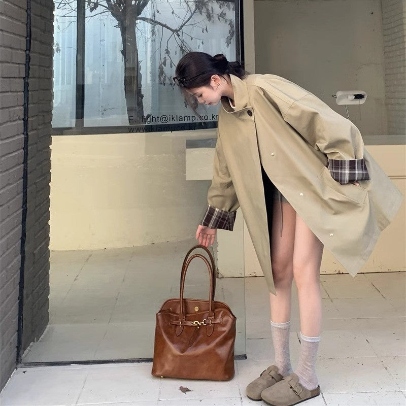 Damen Kurztrench mit Stehkragen verdeckter Druckknopfleiste und kariertem Ärmelbesatz Nord Taschen