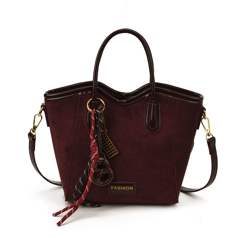 Damen Handtasche aus weichem Wildleder mit dekorativen Anhängern Nord Taschen