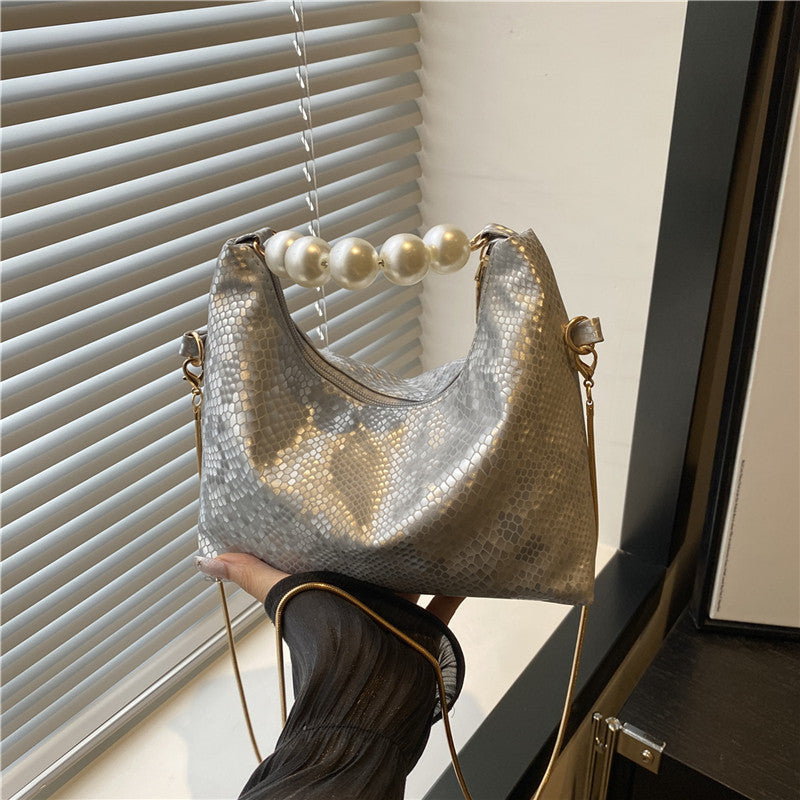 Damen Umhängetasche mit Perlenhenkel und eleganter Schlangenprägung Nord Taschen