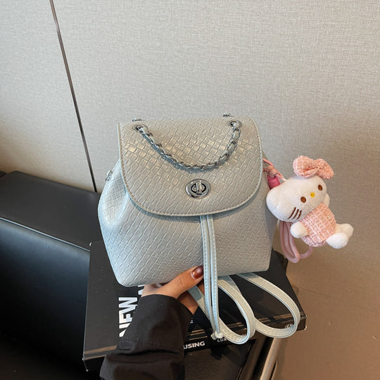 Damen Rucksackhandtasche mit strukturiertem Obermaterial und verspieltem Anhänger | Nord Taschen