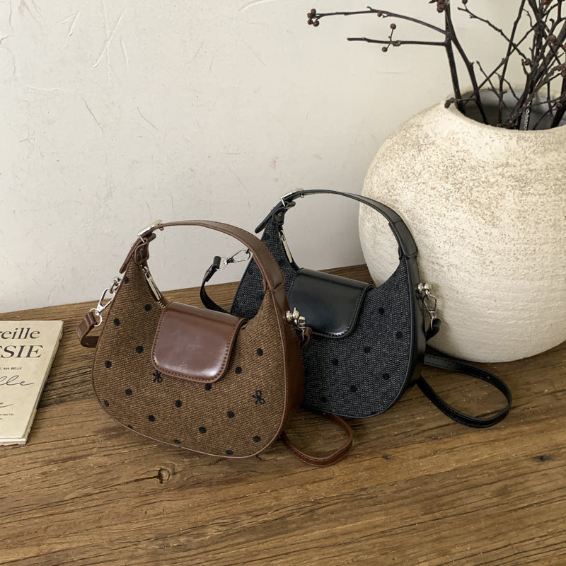 Damen Hobo-Tasche aus strukturiertem Material mit eleganten Details Nord Taschen