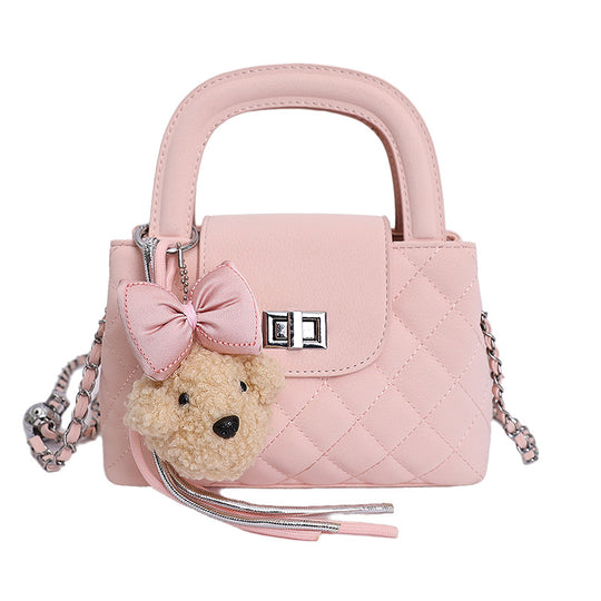 Damen Handtasche mit verspieltem Design und charmanten Anhänger Nord Taschen