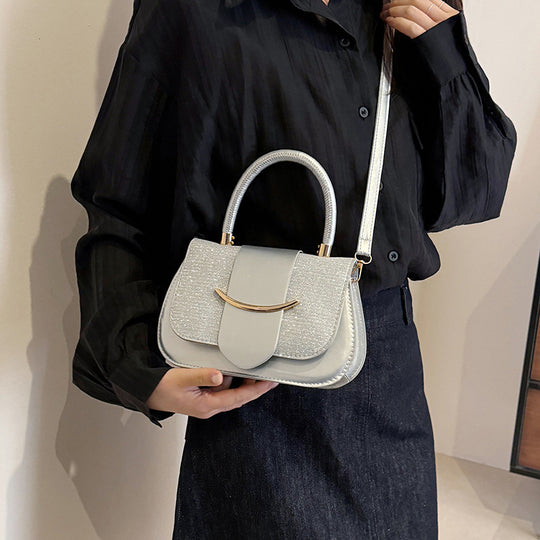 Damen elegante Umhängetasche mit schimmerndem Obermaterial und goldenen Akzent Nord Taschen