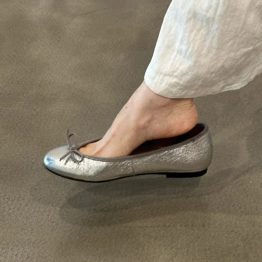 Damen Ballerina-Schuhe mit glänzender Oberfläche und verspieltem Schleifenakzent - Arvani