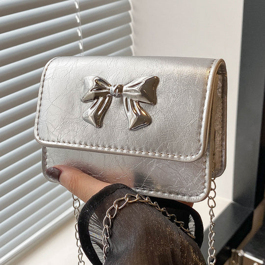 Damen Clutch mit zauberhaftem Schleifendetail und edlem Kettenriemen Nord Taschen