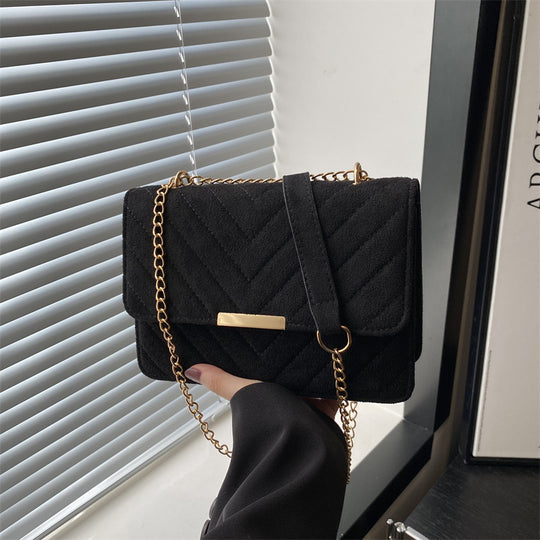 Damen Umhängetasche mit gestepptem Design und elegantem goldenen Kettenriemen Nord Taschen