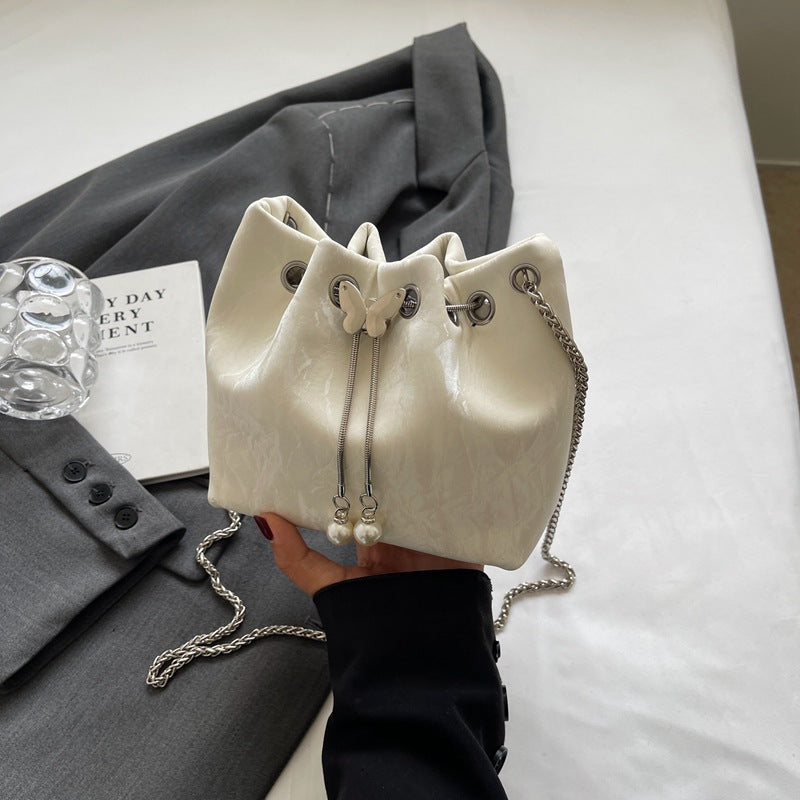 Damen Beuteltasche aus hochwertigen Materialien mit verspieltem Schmetterling Nord Taschen