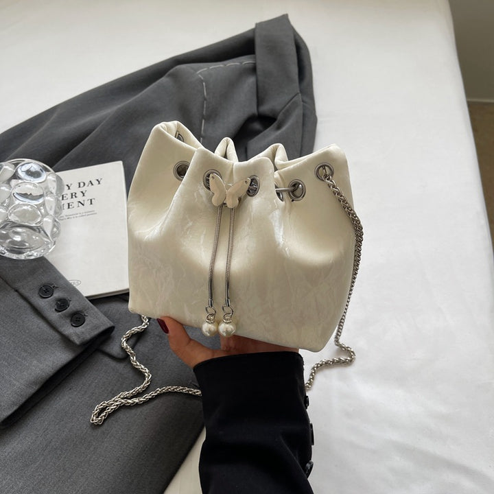 Damen Beuteltasche aus hochwertigen Materialien mit verspieltem Schmetterling Nord Taschen