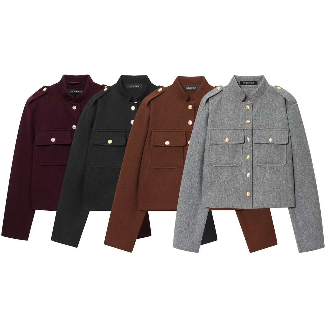 Damen Kurzgeschnittene Military‑Jacke mit Stehkragen, Pattentaschen und Zierknopfleiste Nord Taschen
