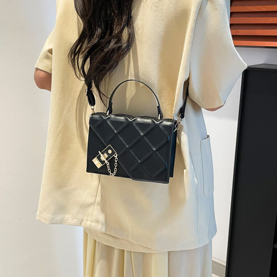 Damen Handtasche im modernen Steppmuster mit eleganter Kettenverzierung Nord Taschen