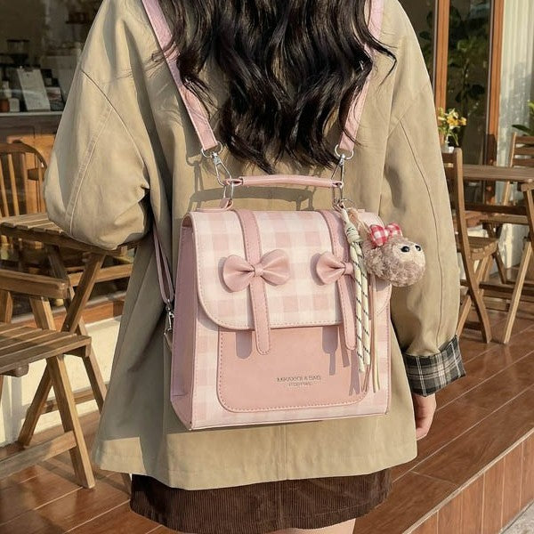 Damen Umhängetasche mit verspieltem Design und charmantem Plüschanhänger Nord Taschen