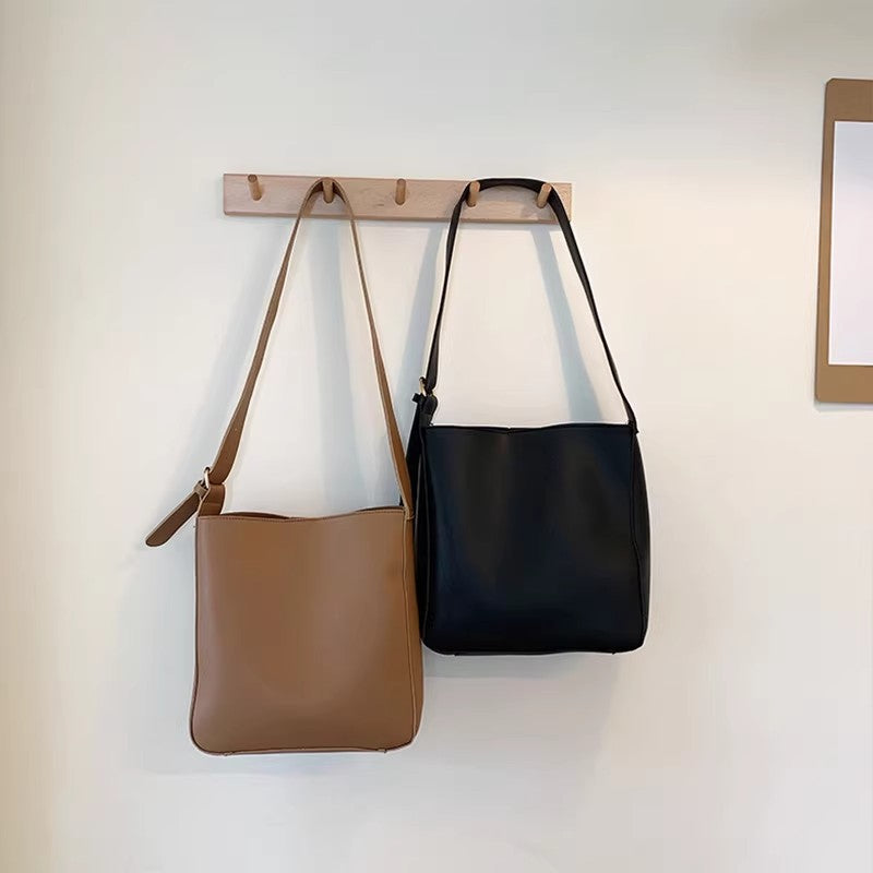Damen Umhängetasche aus hochwertigem Kunstleder mit verstellbarem Schulterriemen Nord Taschen