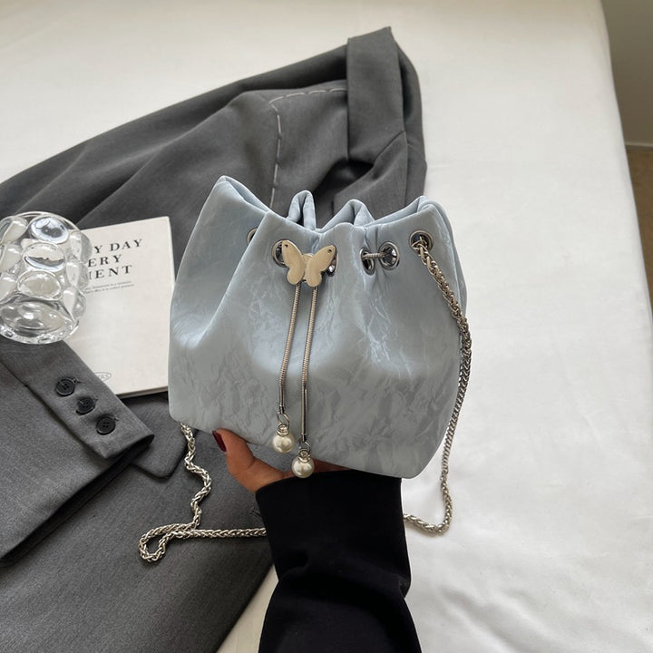 Damen Beuteltasche aus hochwertigen Materialien mit verspieltem Schmetterling Nord Taschen