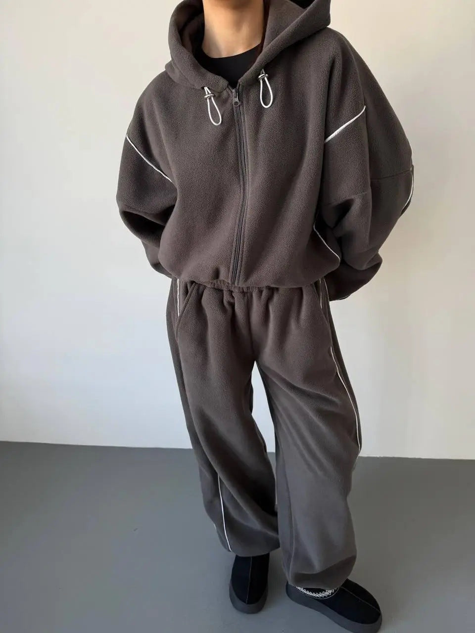 Damen gekürztes Zip-Hoodie mit Tunnelzug und hochgeschnittener weiter Fleece-Loungehose Nord Taschen