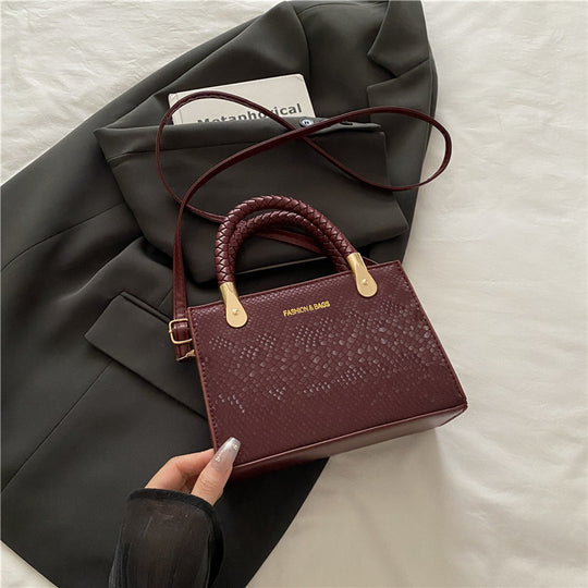 Damen Designer Handtasche mit strukturiertem Obermaterial und goldenen Akzenten Nord Taschen
