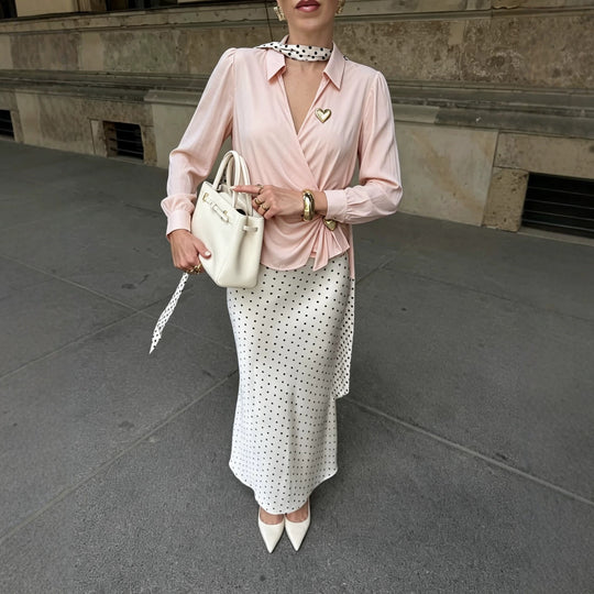 Damen Wickelbluse aus seidigem Crêpe mit Drapierung, tiefem V‑Ausschnitt und goldem Zierknopf Nord Taschen