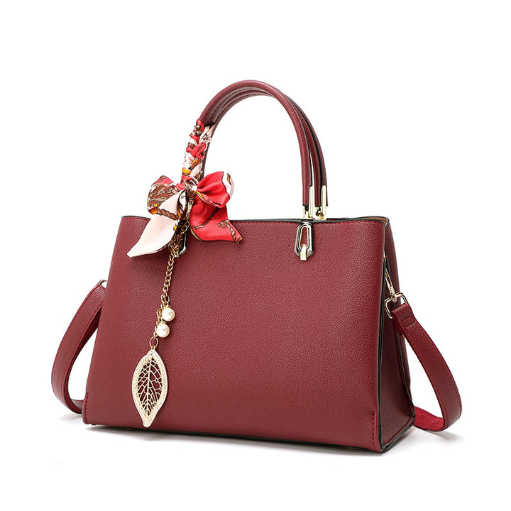Damen elegante Handtasche mit dekorativem Anhänger Nord Taschen