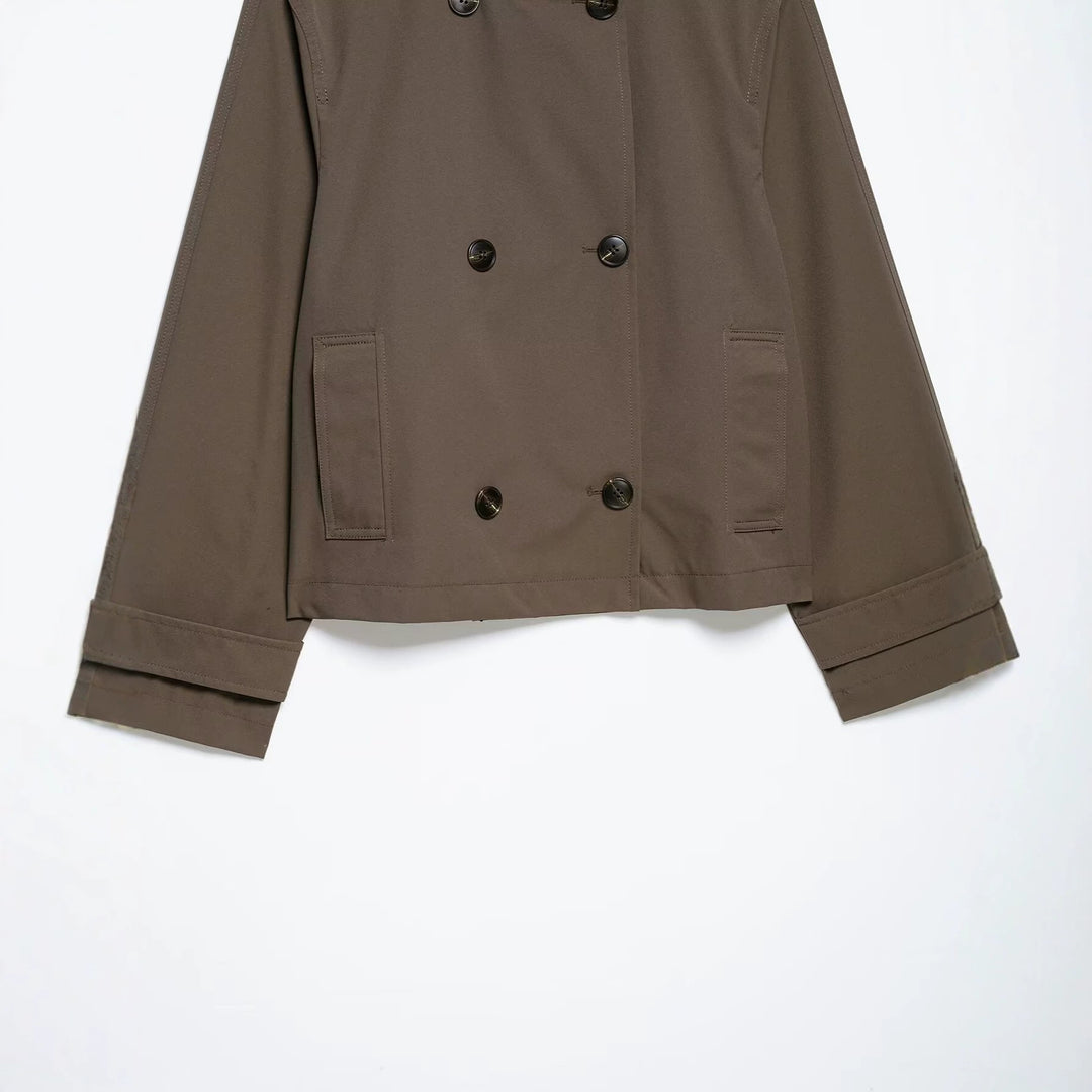 Damen Kurz geschnittener Doppelreihiger Trenchcoat mit Stehkragen und verstellbaren Ärmelriemen Nord Taschen