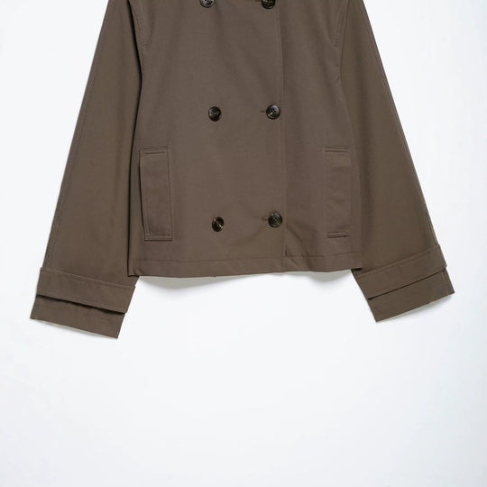 Damen Kurz geschnittener Doppelreihiger Trenchcoat mit Stehkragen und verstellbaren Ärmelriemen Nord Taschen
