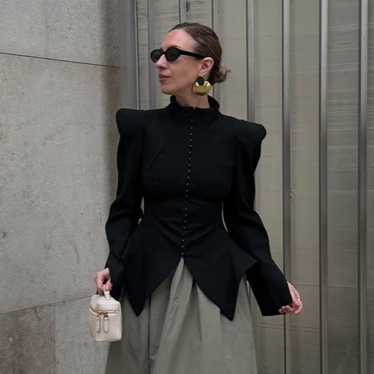 Damen Taillierter Blazer mit skulpturalen Schultern, betonter Taille und spitzem Schößchen Nord Taschen