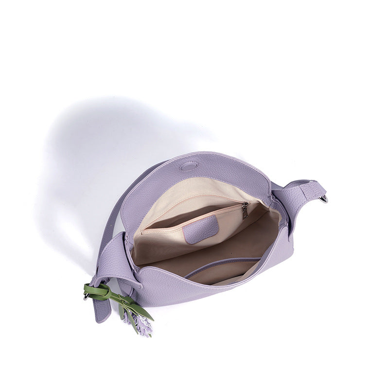 Damen Hobo-Tasche aus hochwertigem Leder mit verspieltem Blumenanhänger Nord Taschen