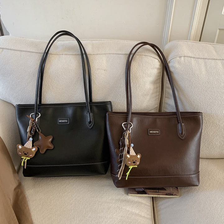 Damen elegante Henkeltasche aus hochwertigem Kunstleder mit charmantem Anhänger Nord Taschen